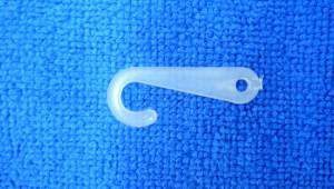 GANCHO PLASTICO 4 X 1.8CM C/250GR